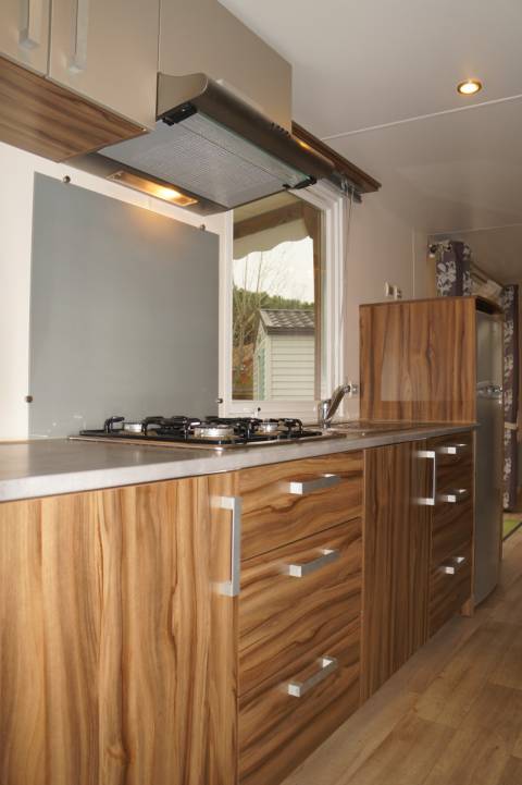 Cuisine linéaire toute en longeur dans le mobil home IRM Saphir panoramique 2011
