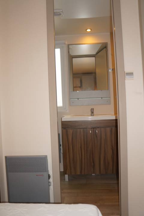 Accès direct salle d'eau depuis la suite parentale du mobil home IRM Saphir panoramique 2011
