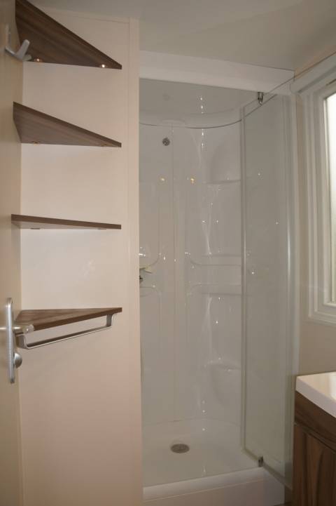 Cabine de douche 80x80cm dans la salle d'eau du mobil home IRM Saphir panoramique 2011