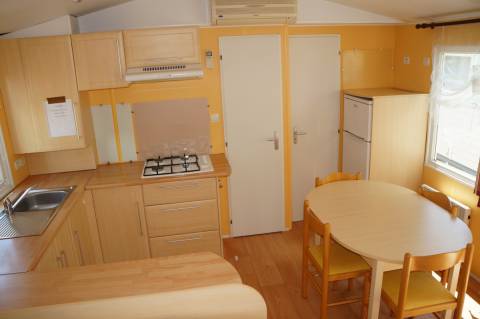 Cuisine et coin repas du mobil home IRM Super Constellation Confort 2006