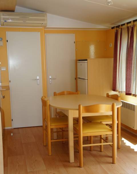 Coin repas et portes chambre parentale et sale de bain du IRM Super Constellation Confort 2006