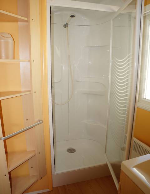 Douche et rangements du mobil home IRM Super Constellation Confort 2006