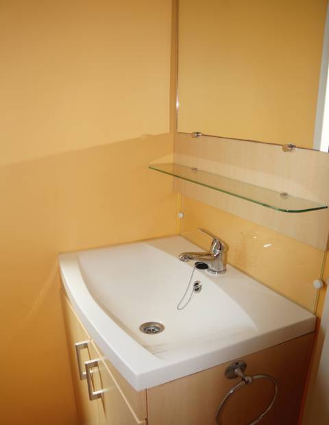 Lavabo de la salle de bain du mobil home IRM Super Constellation Confort 2006