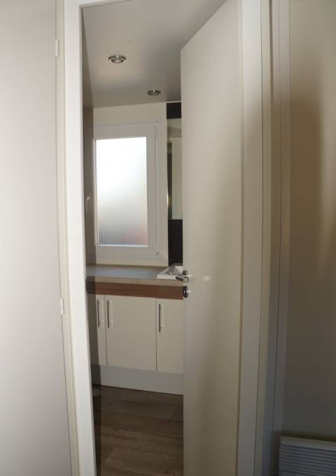 accès direct à la salle de bain chambre parentale du mobil home louisiane baltimore 20