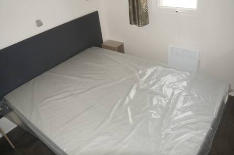 lit de la chambre parentale du mobil home ohara 830 résidentiel 2015