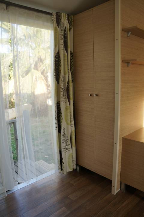 Porte d'entrée et penderie du mobil home occasion IRM Apollon Confort 2010