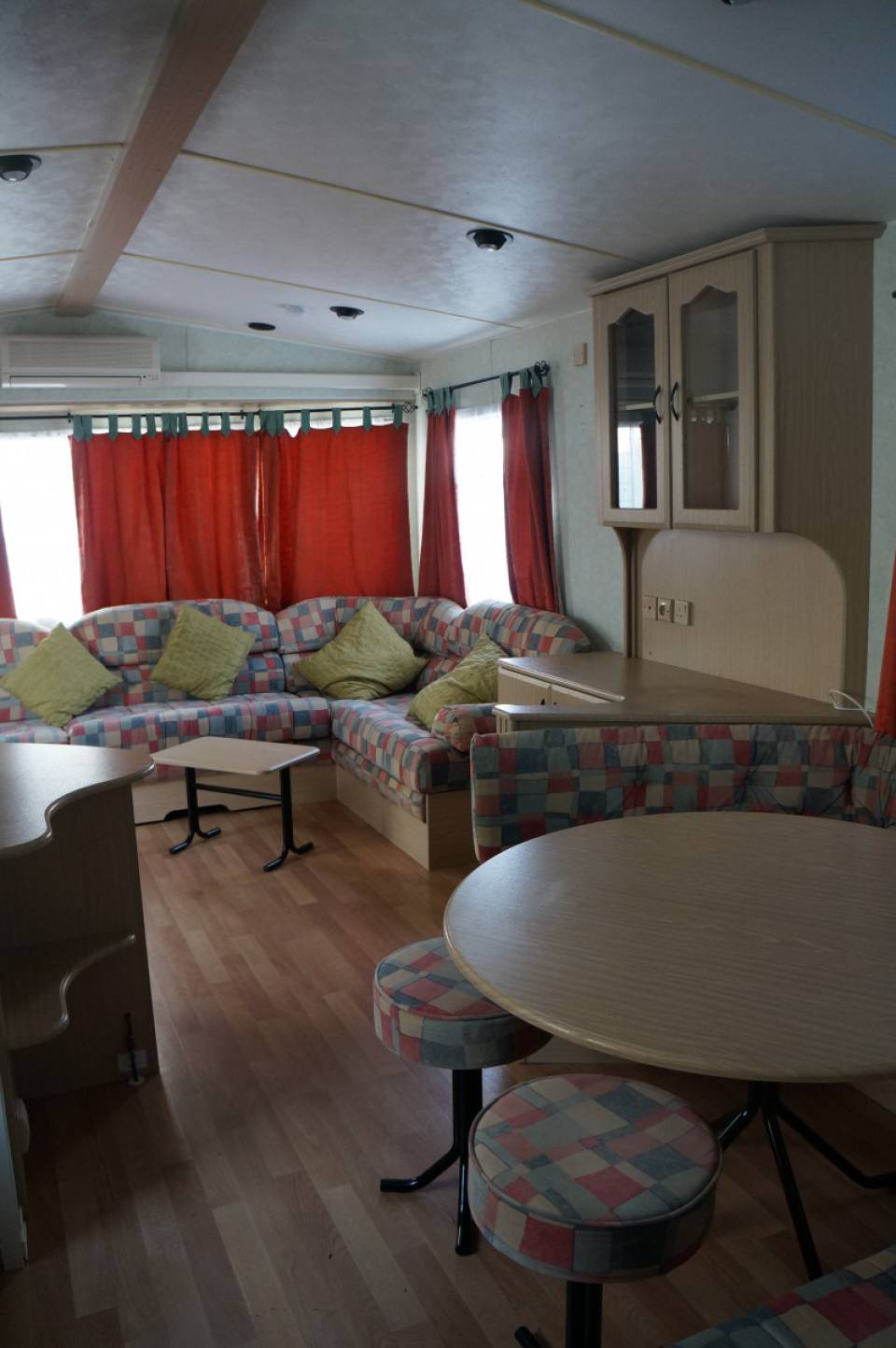 Salon et coin repas du mobil home occasion Cosalt Excellence 2008