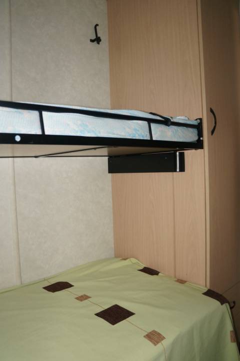 Lit superposé et penderie chambre enfant du mobil home Cosalt Excellence 2008