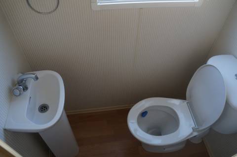 WC séparé avec lave mains du mobil home occasion Cosalt Excellence 2008