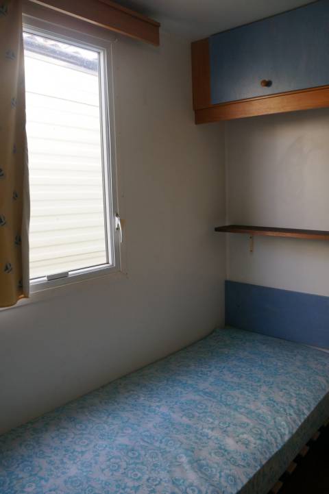 Fenêtre et lit chambre enfant du mobil home O'hara O'phéa 734 2001