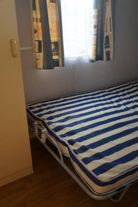 Penderie et fenêtre chambre enfant du mobil home occasion ABI Lock 850 1998