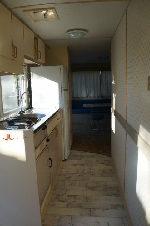 Cuisine et couloir du mobil home occasion ABI Lock 28 1994