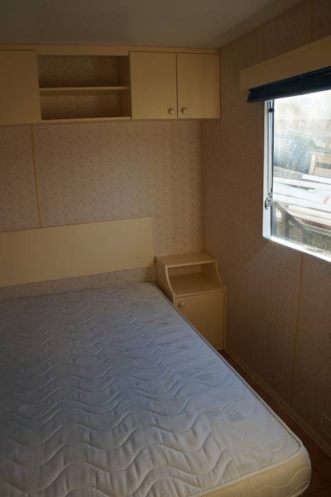 Lit et fenêtre chambre parent du mobil home occasion ABI Lock 28 1994
