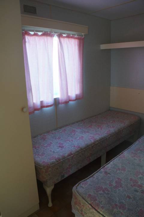 Penderie et fenêtre chambre enfant du mobil home occasion ABI Lock 28 1994