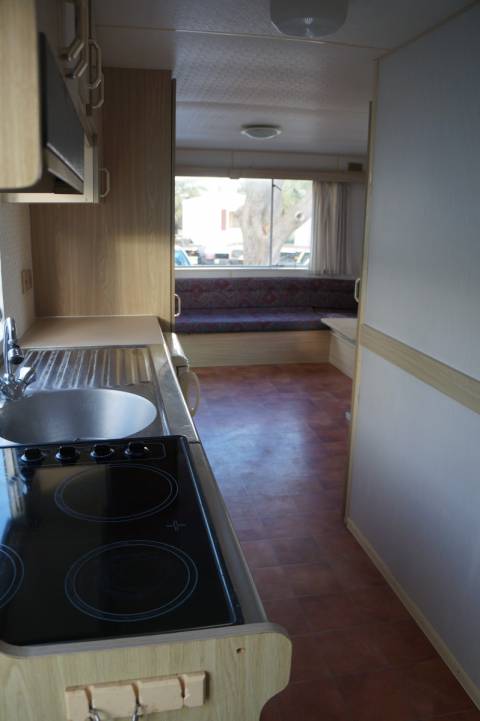 Vue d'ensemble cuisine et salon du mobil home occasion ABI Lock 28 1995
