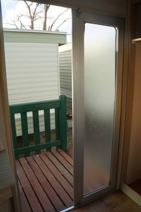 Porte d'entrée et perron du mobil home occasion ABI Lock 28 1995