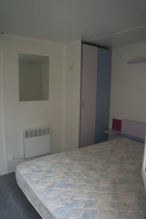 placard et miroir chambre parentale du mobil home Sun Roller Eva Océanic 2007