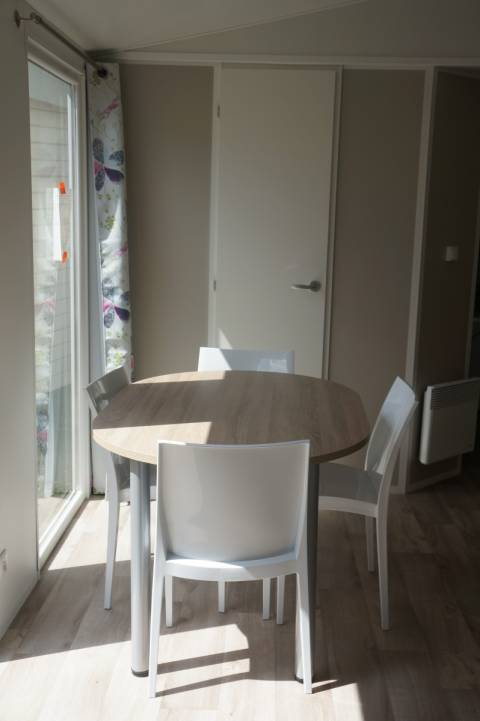 le coin repas du mobil home neuf Louisiane Savanah 2 chambres 2015