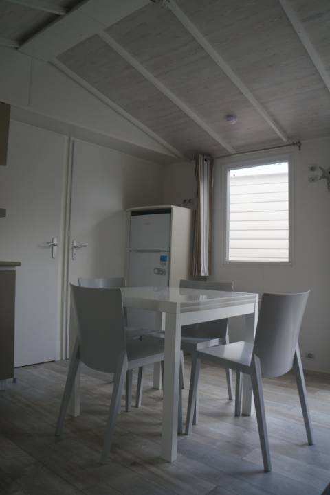 le coin-repas du mobil home neuf IRM Super Titania Regular 2 chambres 2016