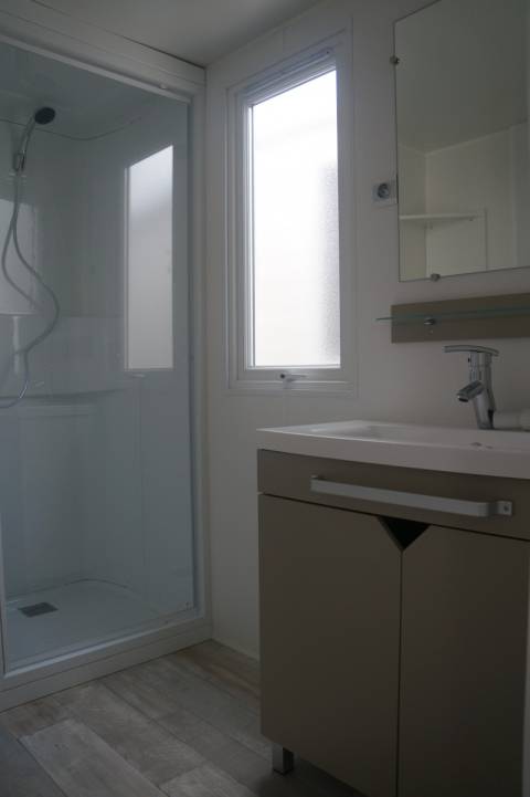 la salle de bain du mobil home neuf IRM Super Titania Regular 2 chambres 2016