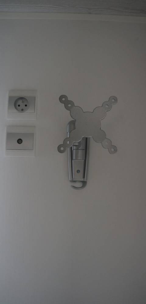 le bras support TV du mobil home neuf IRM Super Titania Regular 2 chambres 2016
