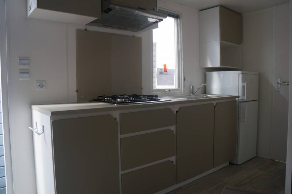 la cuisine du mobil home neuf IRM Super Mercure 2 chambres 2016