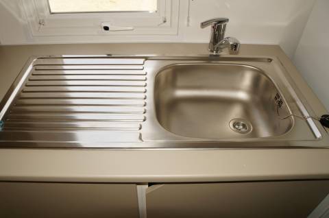 évier inox du mobil home neuf IRM Super Mercure 2 chambres 2016