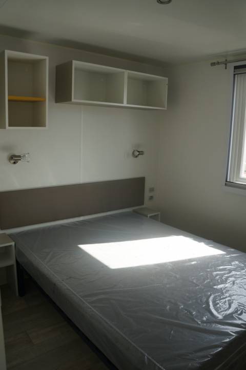 chambre parentale du mobil home neuf IRM Super Mercure 2 chambres 2016