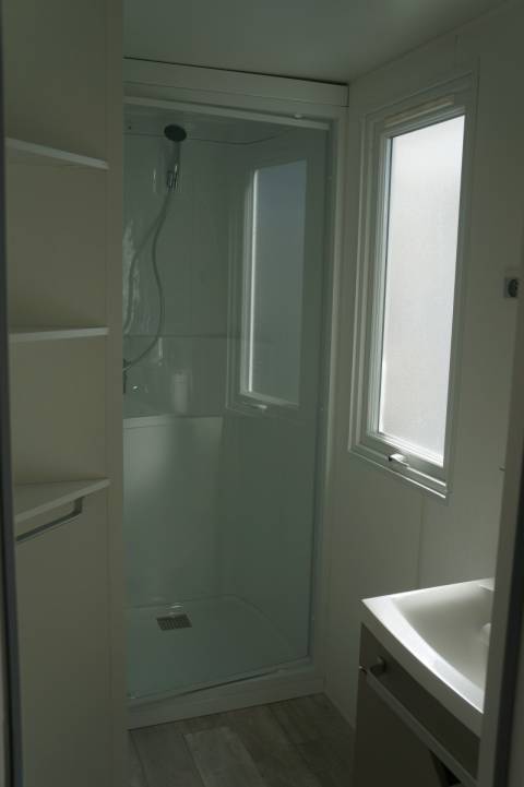 salle de bains du mobil home neuf IRM Super Mercure 2 chambres 2016
