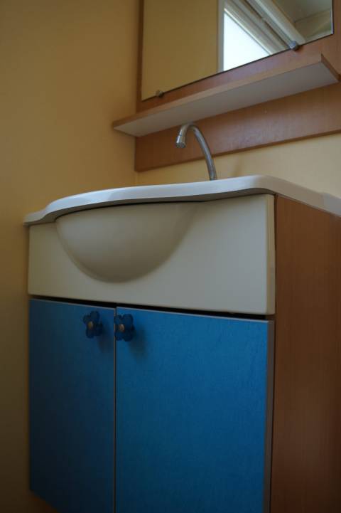 meuble surélevé avec vasque du mobil home occasion IRM Super Mercure Standard 2003