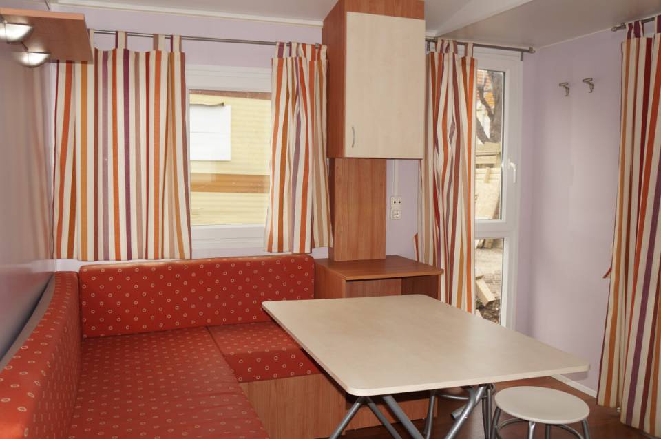 Salon avec meuble TV mobil home occasion ROLLER 705 avec terrasse intégrée