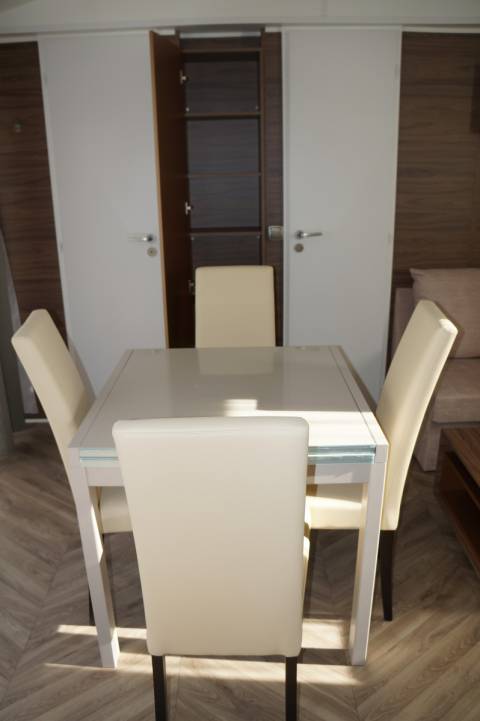 Table pour 4 mobil-home IRM Hampton 2 chambres