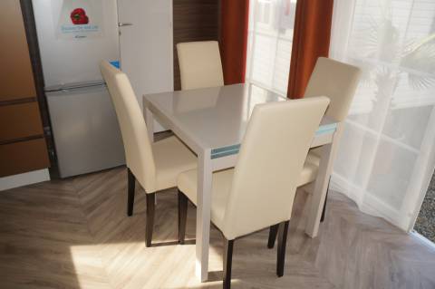Table pour 4 mobil-home IRM Long Island 2 chambres 2017