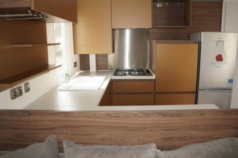 Cuisine vue de côté mobil-home IRM Long Island 2 chambres 2017