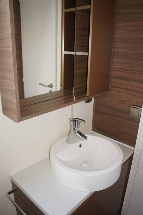 Vasque avec miroir salle de bain mobil-home IRM Long Island 2 chambres 2017