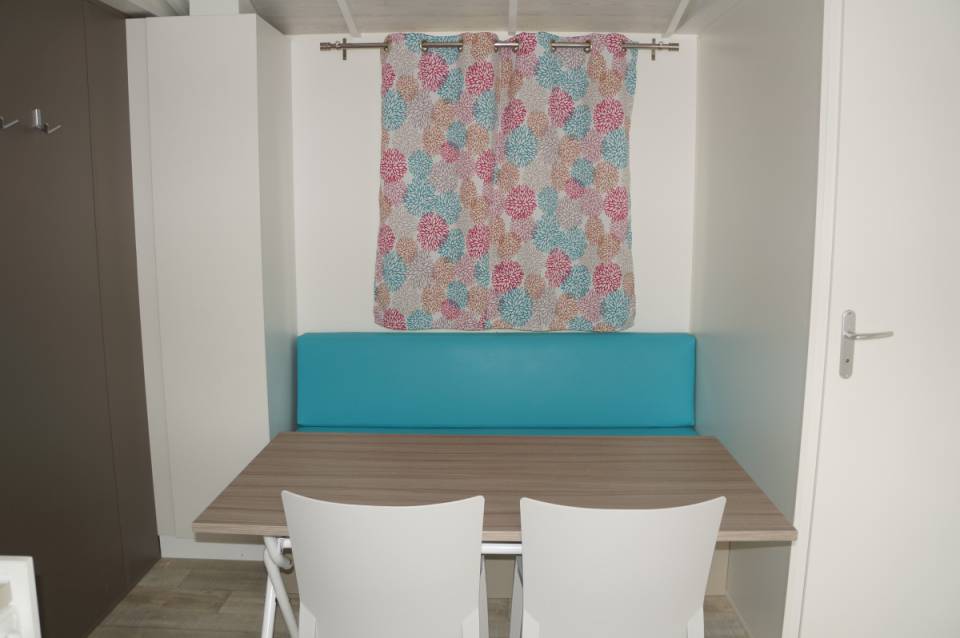 Banquette et coin repas mobil-home IRM Super Mercure Riviera 2017
