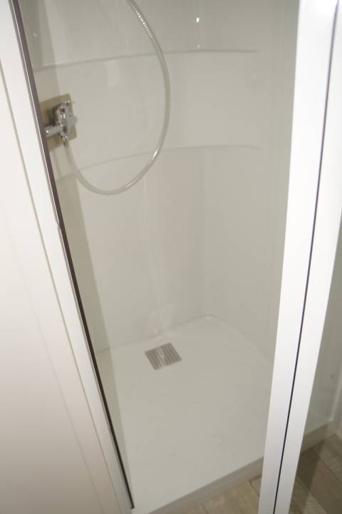 Douche avec porte basculante mobil-home IRM Super Mercure Riviera 2017