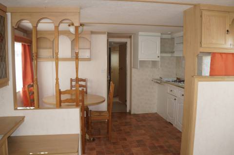 Vue d'ensemble cuisine et coin repas mobil-home occasion BK Blue Bird Super Caprice