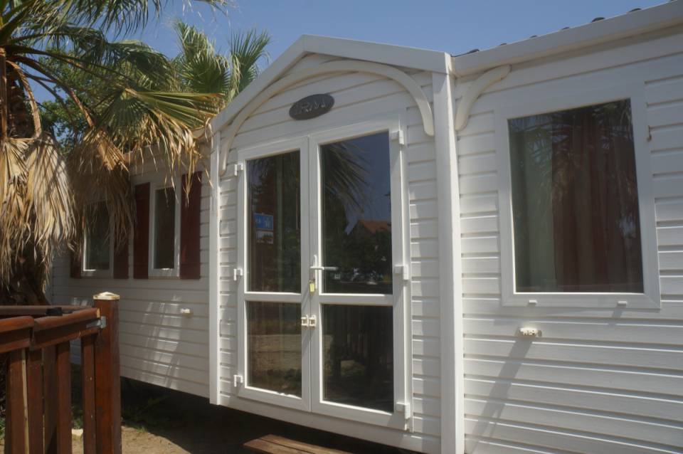 Extérieur de face mobil-home occasion IRM Super Constellation Confort