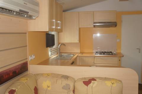 Cuisine vue du séjour mobil-home occasion IRM Super Constellation Confort