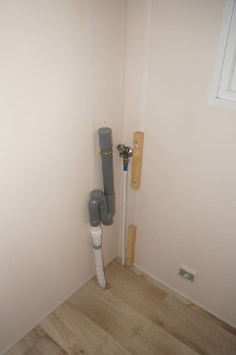 Le branchement du lave-linge dans les Wc du Mobil-Home d'occasion IRM Saphir Panoramique 2011