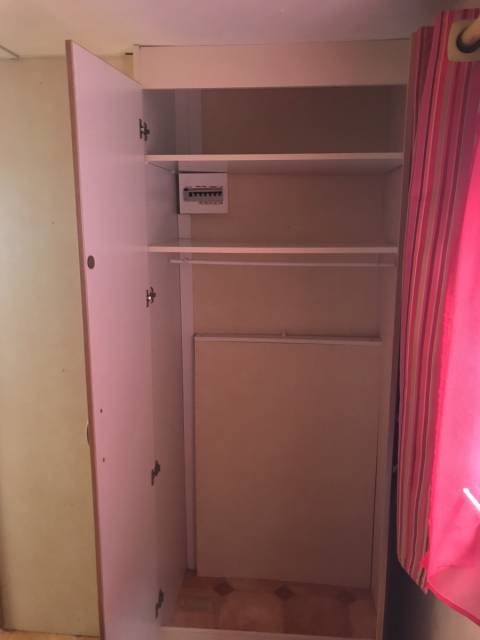 Le placard de la chambre du Mobil-Home d'occasion IRM Super Mercure Provence 2001