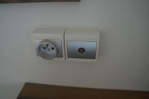 La prise TV de la chambre parentale du Mobil-Home d'occasion IRM Rubis 2013