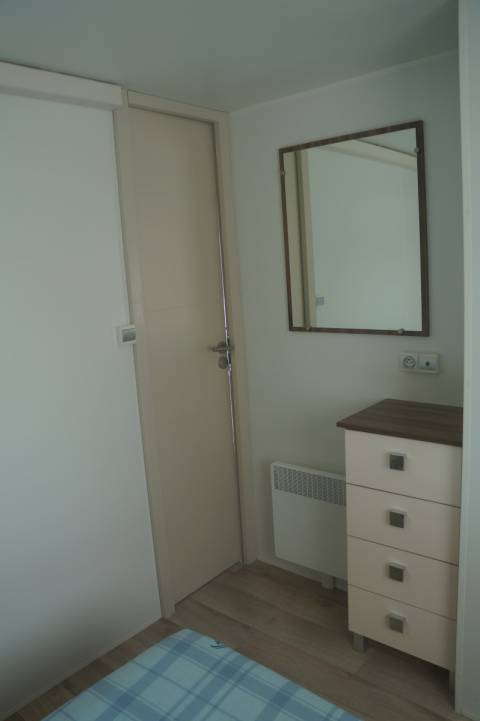 La commode et le miroir de la chambre parentale du Mobil-Home d'occasion IRM Rubis 2013