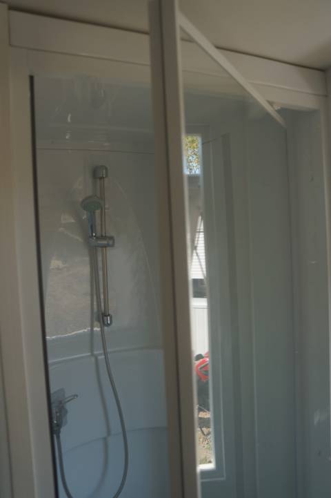 La cabine de douche de la salle de bain du Mobil-Home d'occasion IRM Rubis 2013