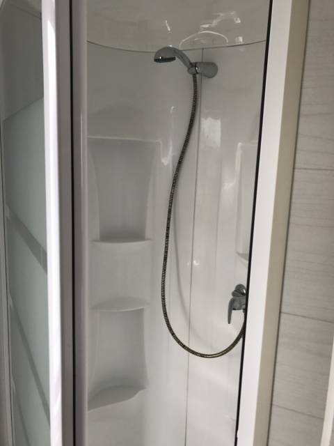 La cabine de douche de la chambre des parents du mobil-home d’occasion O'Hara 834 2s 2007