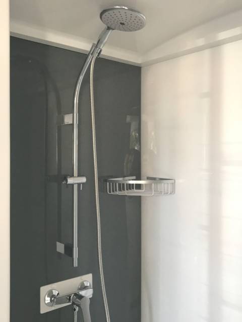 La douche de la chambre parentale du mobil-home Louisiane Taos F5 2017