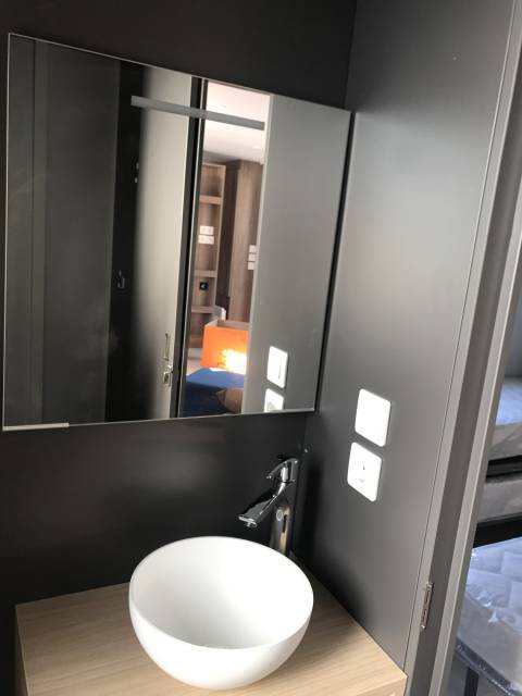 La salle de bain des enfants du mobil-home Louisiane Taos F5 2017