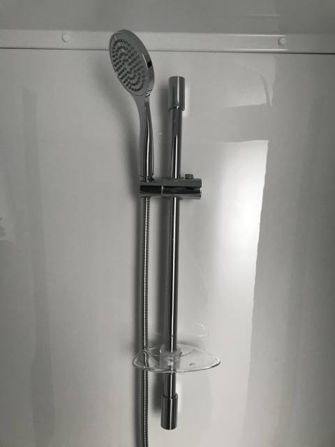 Le pommeau de douche de la salle de bain du mobil-home Louisiane Taos F5 2017