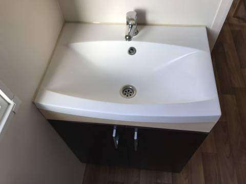 L'évier de la salle de bain du mobil-home d'occassion IRM Super Mercure Famille 2008